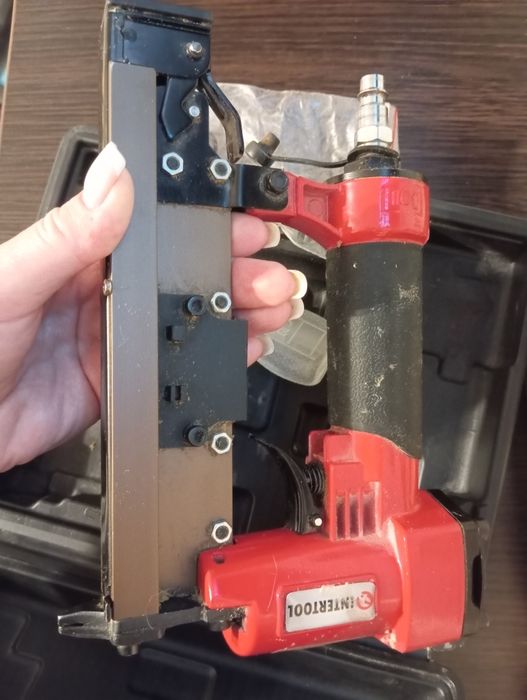 Степлер пневматический для шпилек. Intertool.