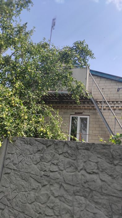 Продам пів будинок  в дуже чудовій локації,