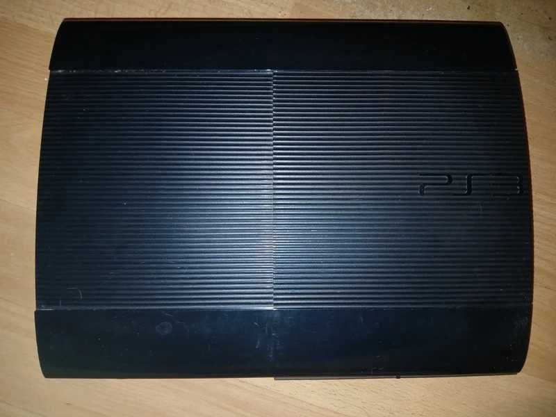 PlayStation 3 Super Slim c/ cabos