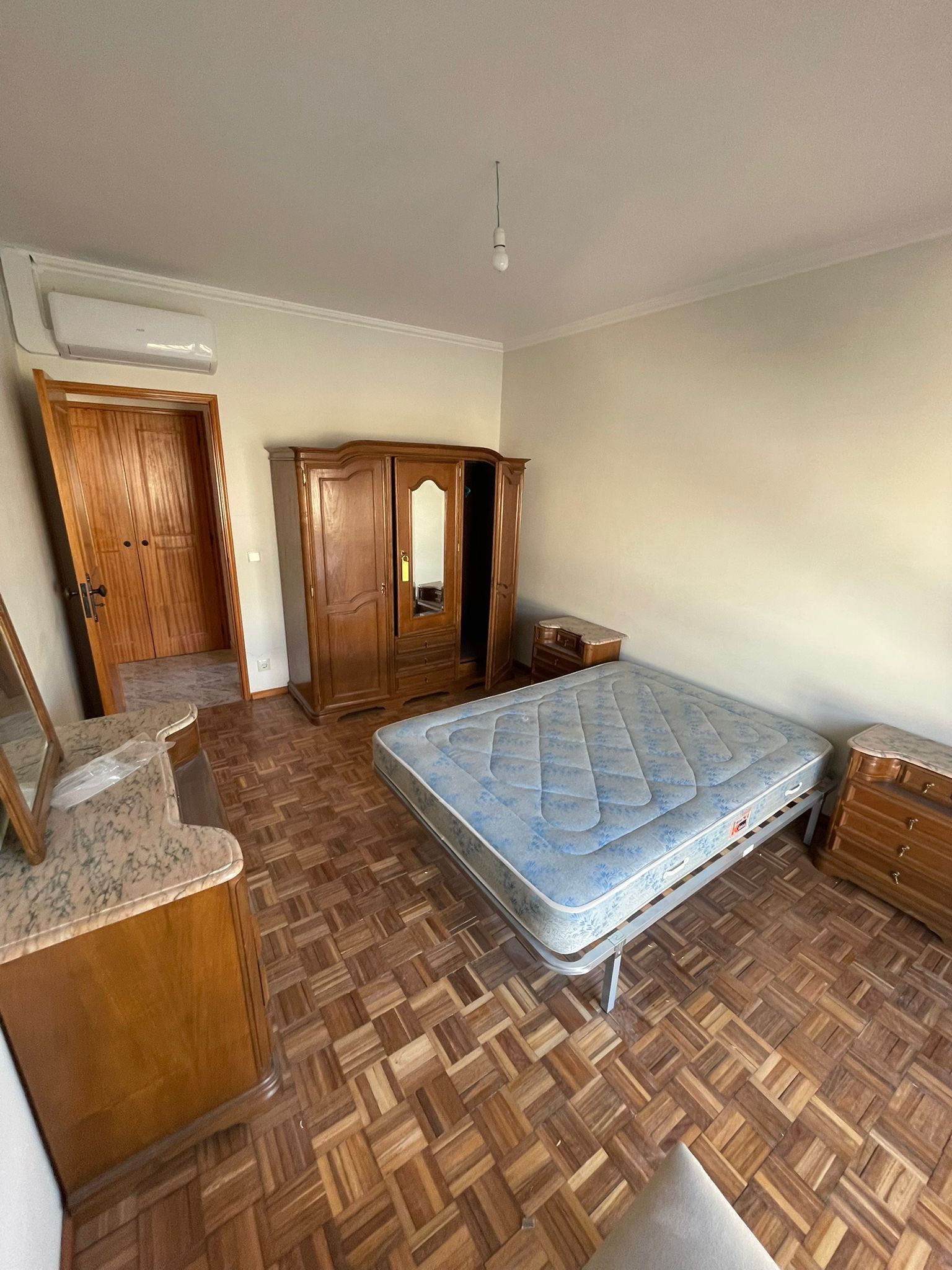 Quarto completo com cama, roupeiro e cómoda em madeira – tampo mármore