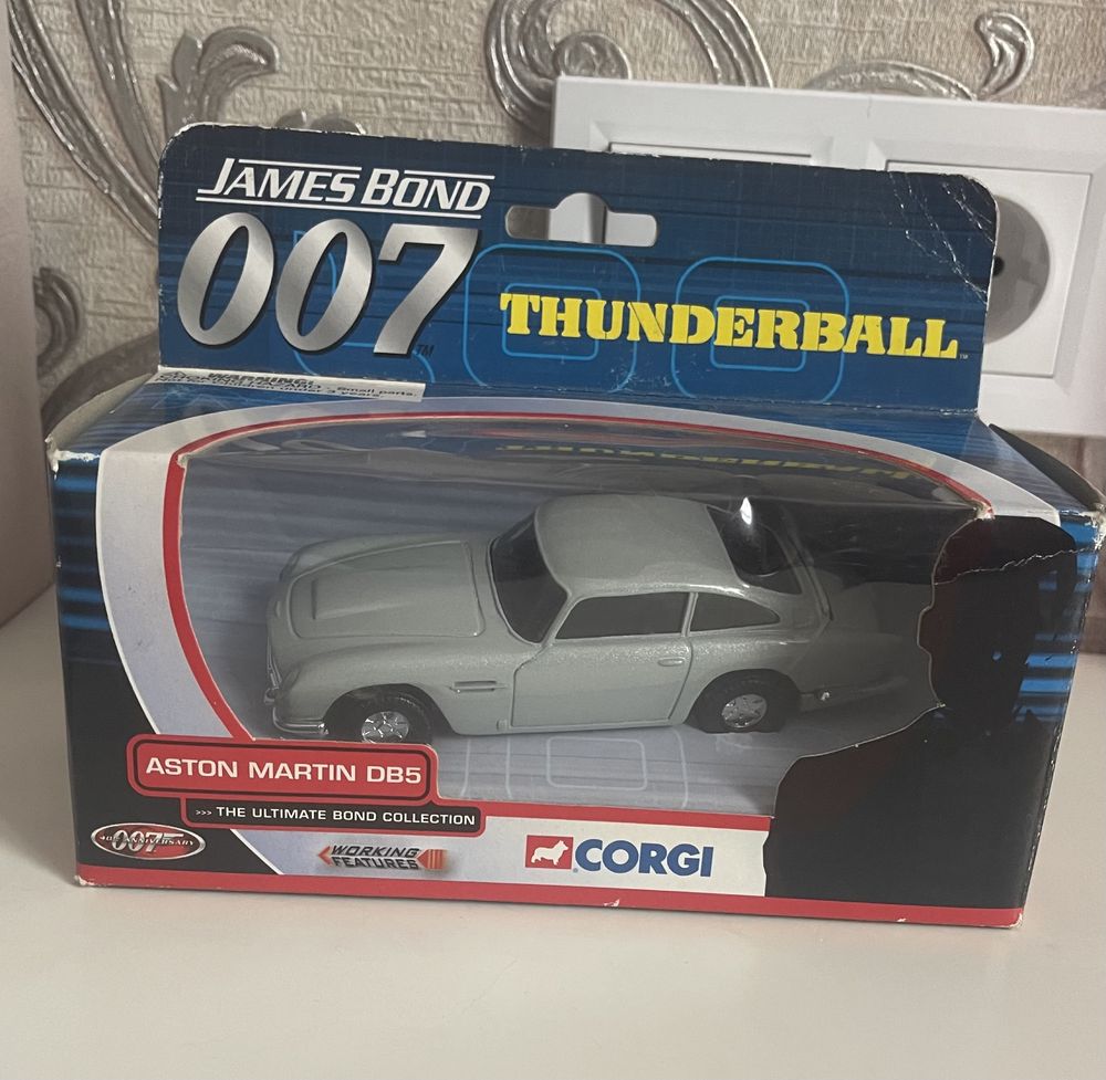 Коллекционная машинка Corgi James Bond 007 Aston Martin DB5 2002 год