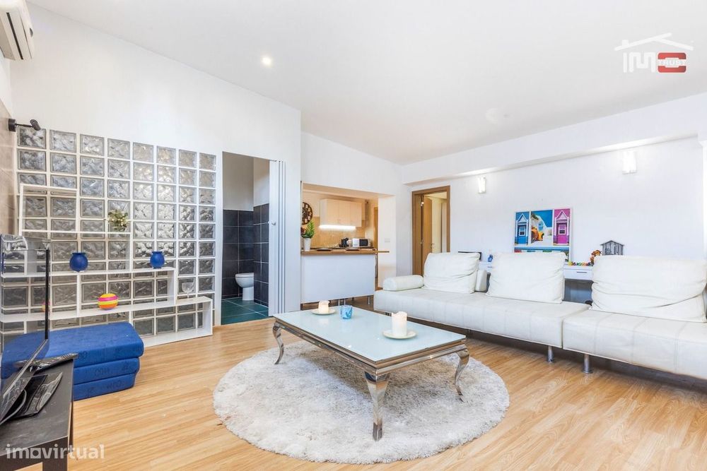 Moradia Mobilada T2 Semi-Remodelada na Atalaia, Coz. Equipada, Logr...