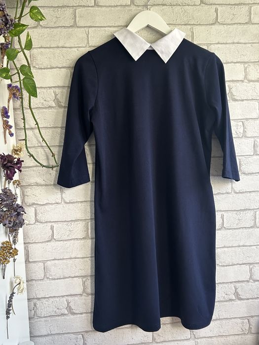 Klasyczna sukienka z kołnierzykiem Reserved r. 158