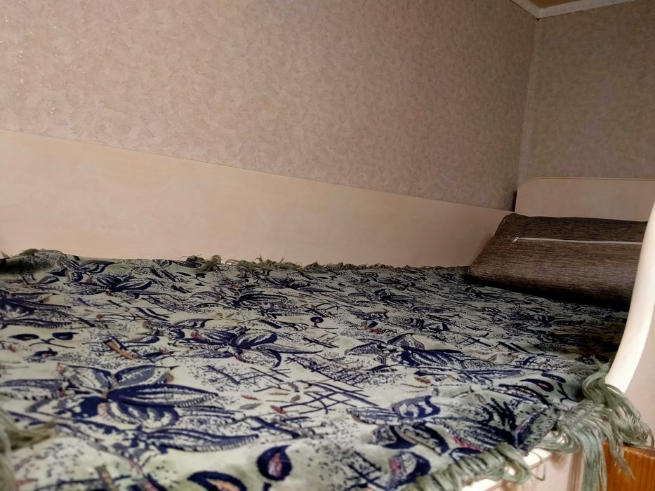 Продам кровать  деревянную двухъярусную