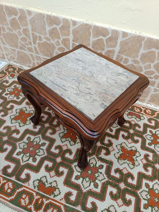 Mesa de centro em  madeira com  tampo em pedra