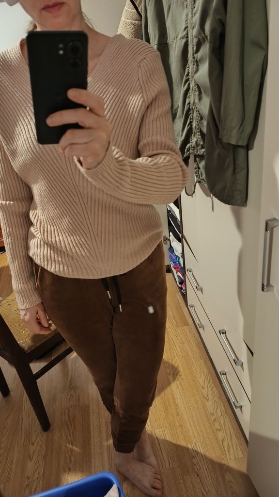 Sweter oversize z dekoltem camel S