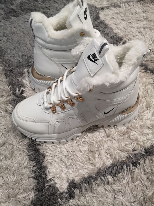 Nowe zimowe buty damskie.