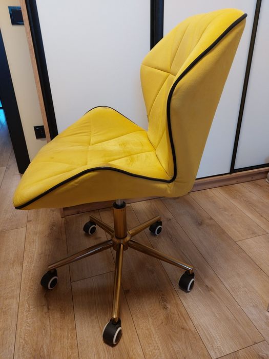 Fotel obrotowy w stylu skandynawskim