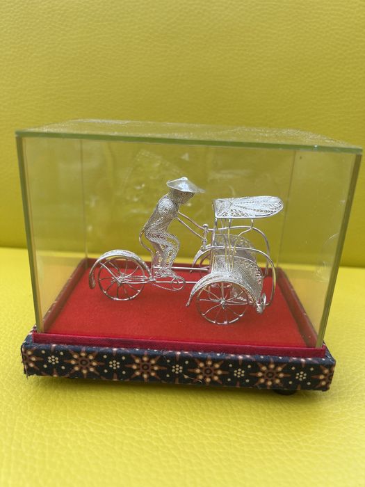 Ręcznie pleciona posrebrzana riksza rowerowa za szkłem silver plated