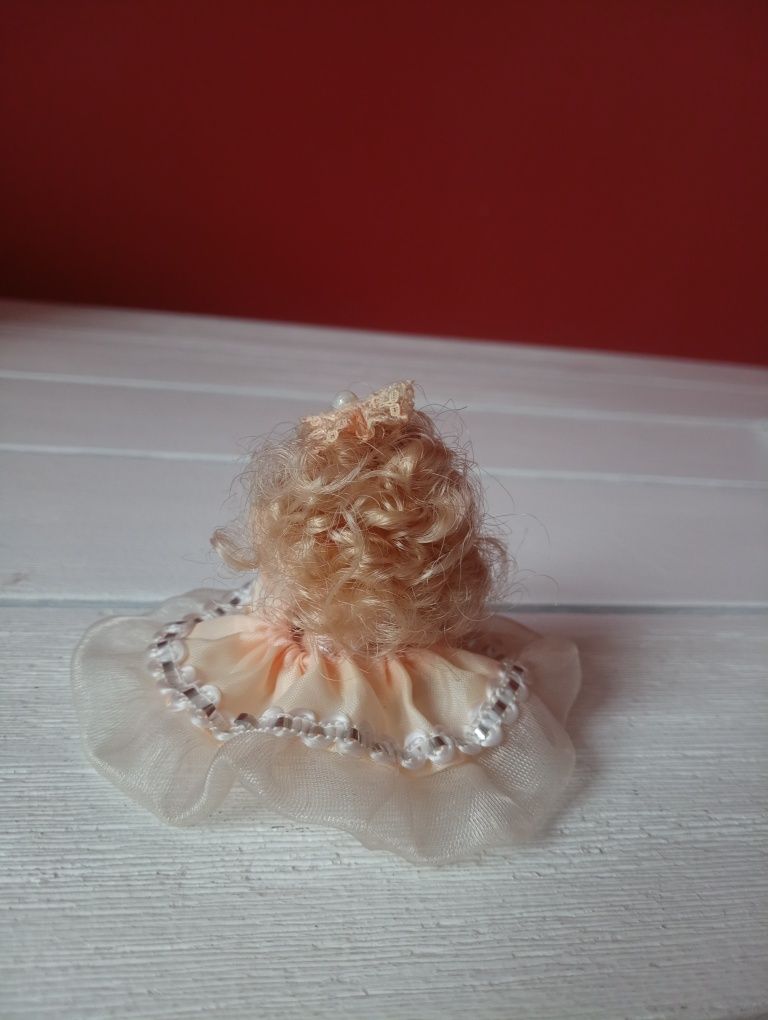 Mała laleczka porcelanowa
