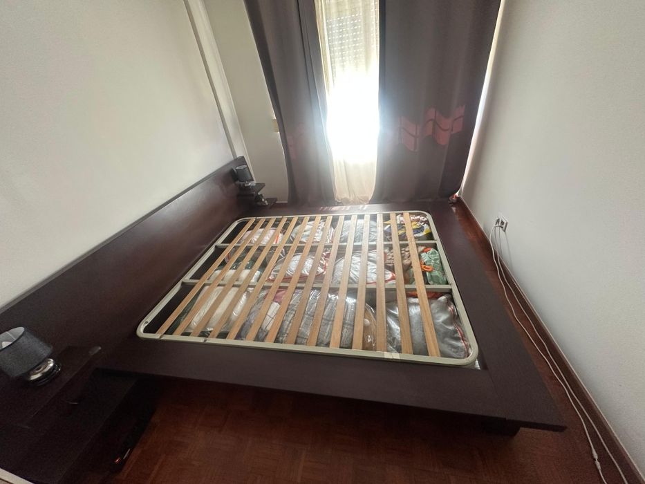 Cama de casal+mesa de cabeceira+aparador