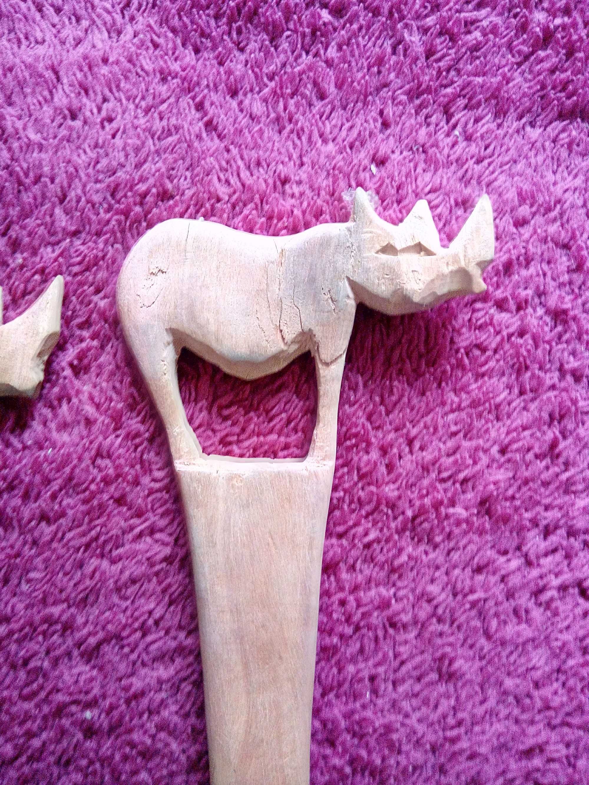 Łyżka sztućce drewno zdobione nosorożec