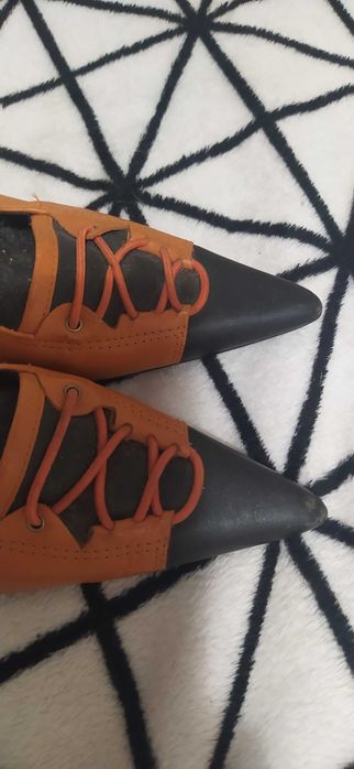 Sapatos de mulher de luxo como novos.