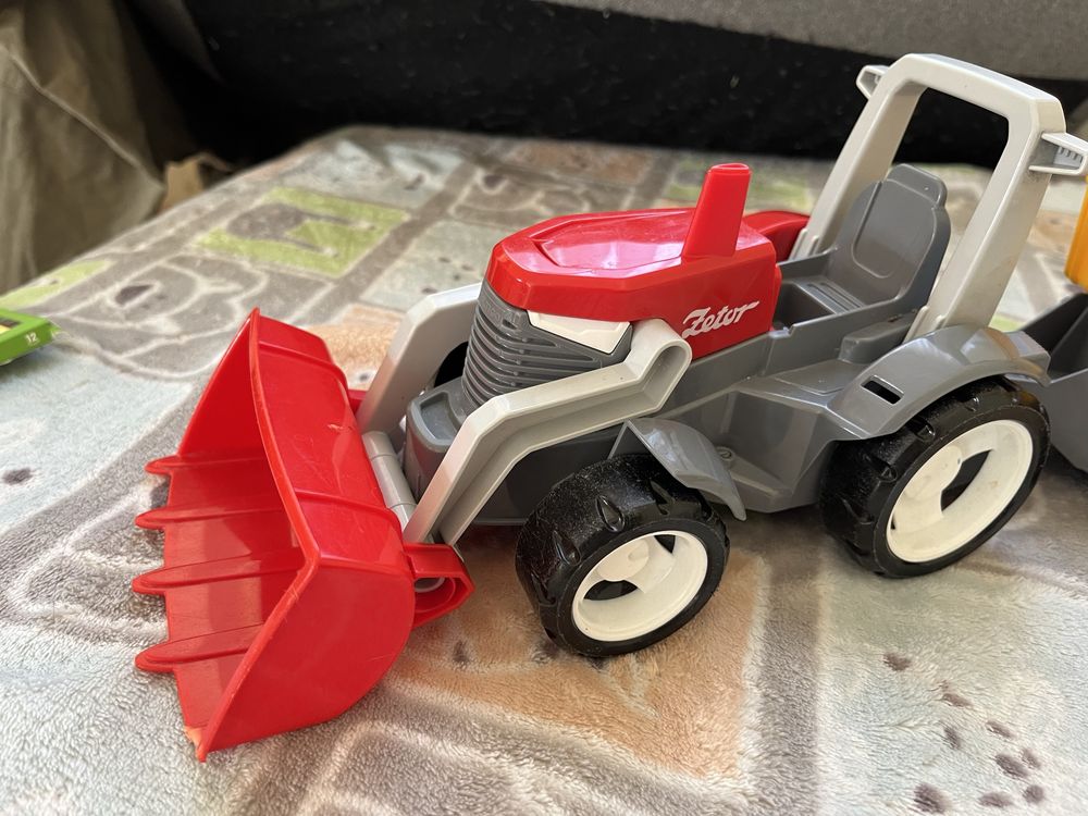 Трактор іграшка з причепом дуже якісний!