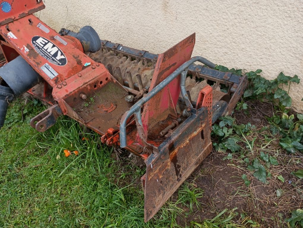Roto frese com semeador de erva