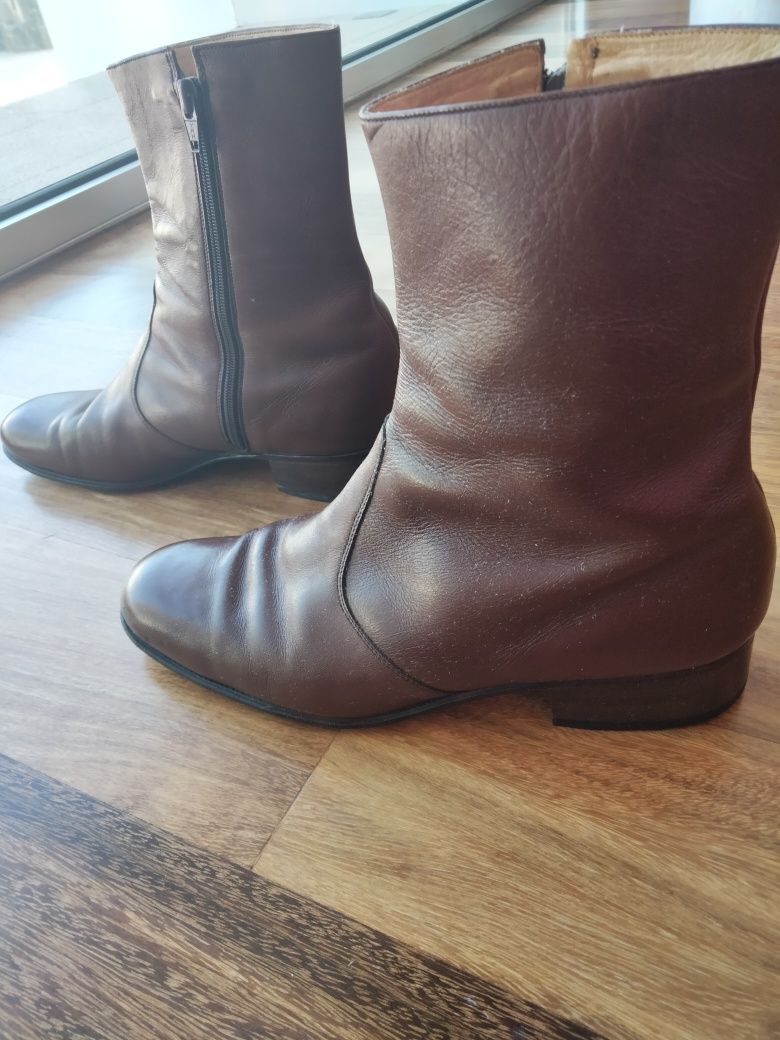 Botas de homem em pele