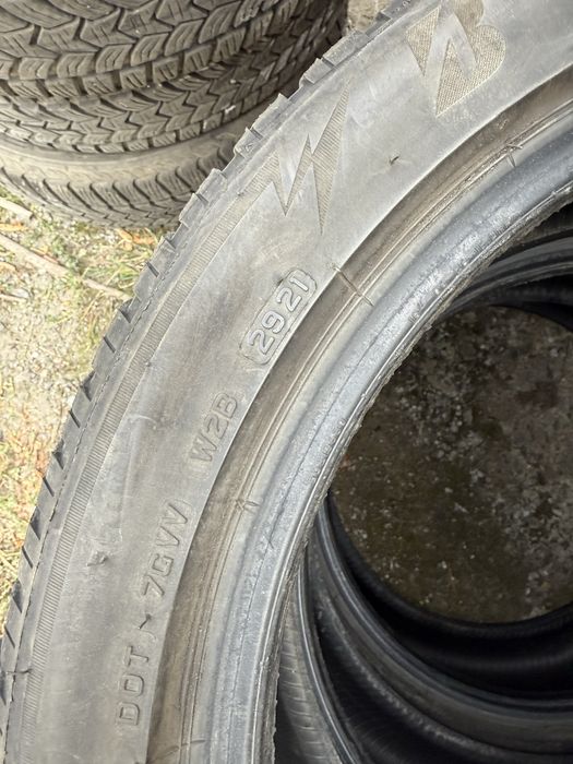 Зимова гума Bridgestone 235 45 18