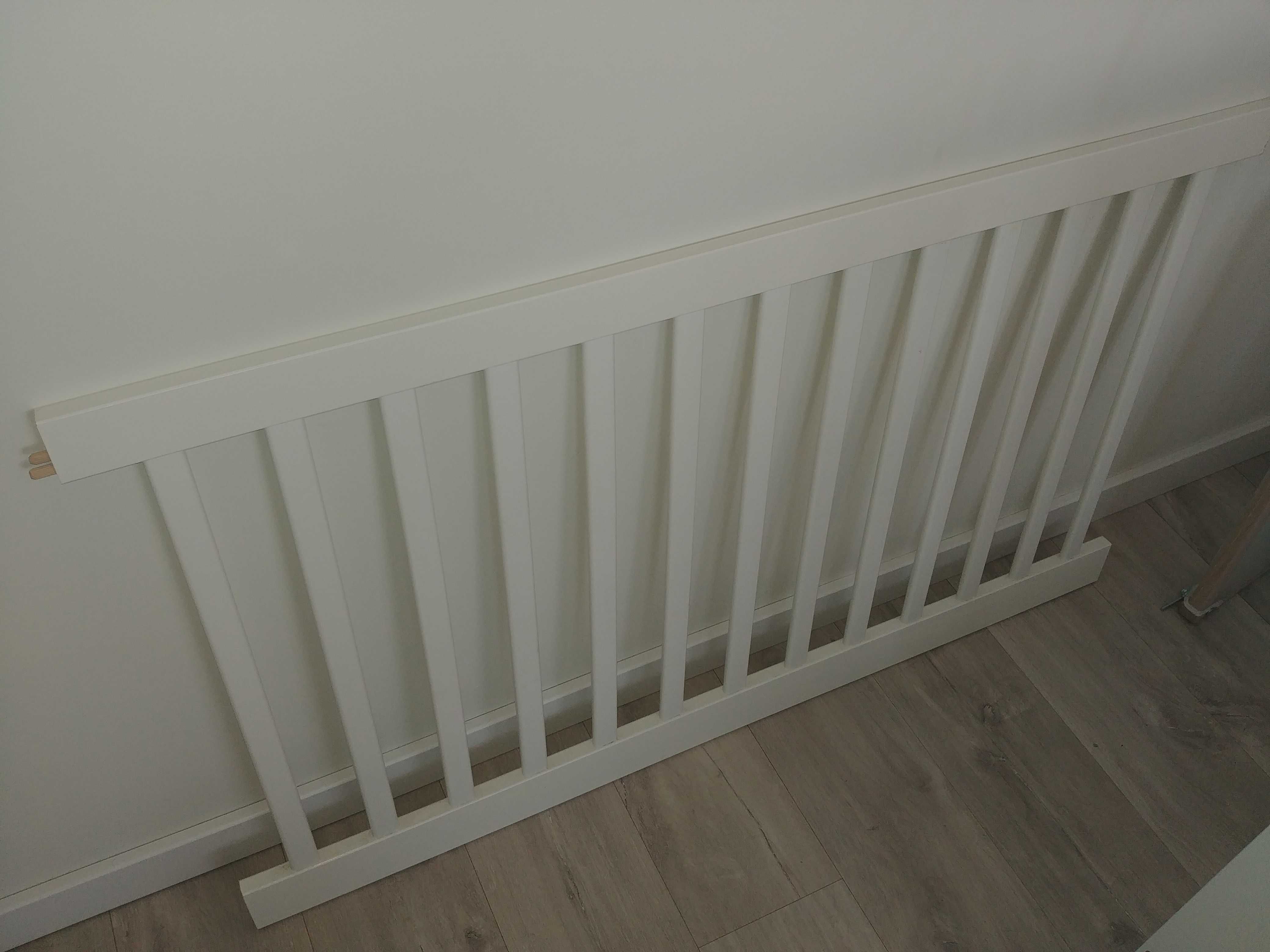 Łóżeczko dziecięce IKEA z szufladami.