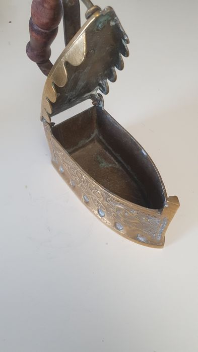 Stare mosiężne żelazko na węgiel 1,4kg.