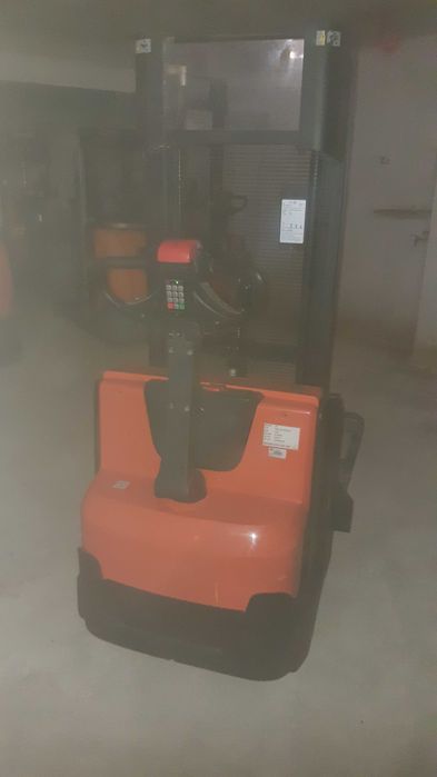Paleciak elektryczny Toyota BT SWE 120 wozek