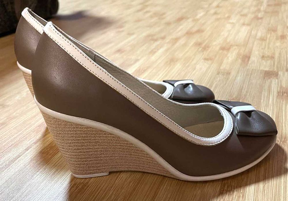 новые женские красивые туфли на танкетке