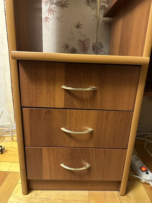 Кутовий компʼютерний стіл