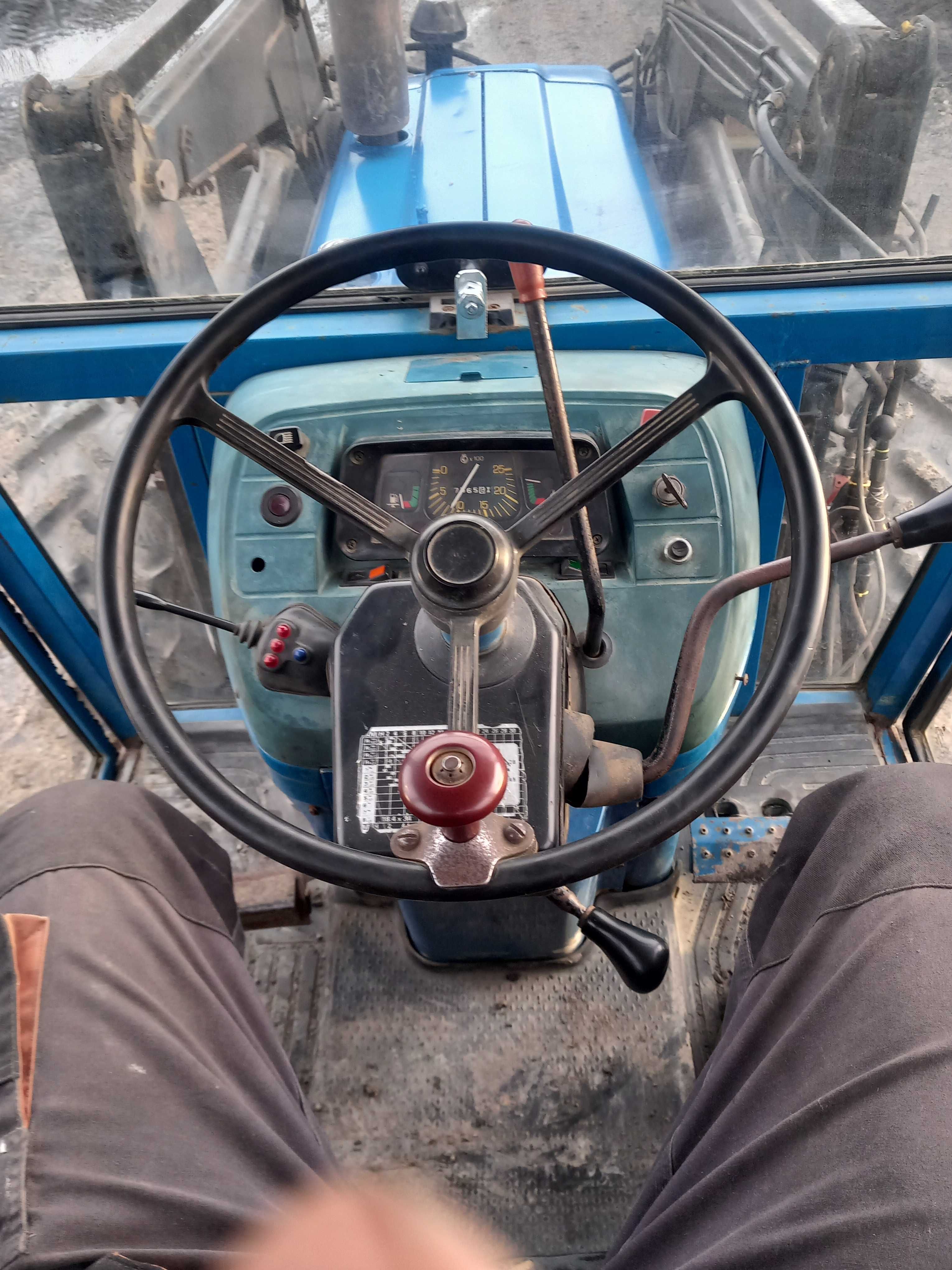 New Holland forda 5610 rozrzutnik 8 tonowy