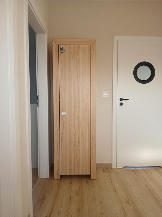 Szafa wąska z półkami z BRW, używana, dobry stan, odbiór tylko własny