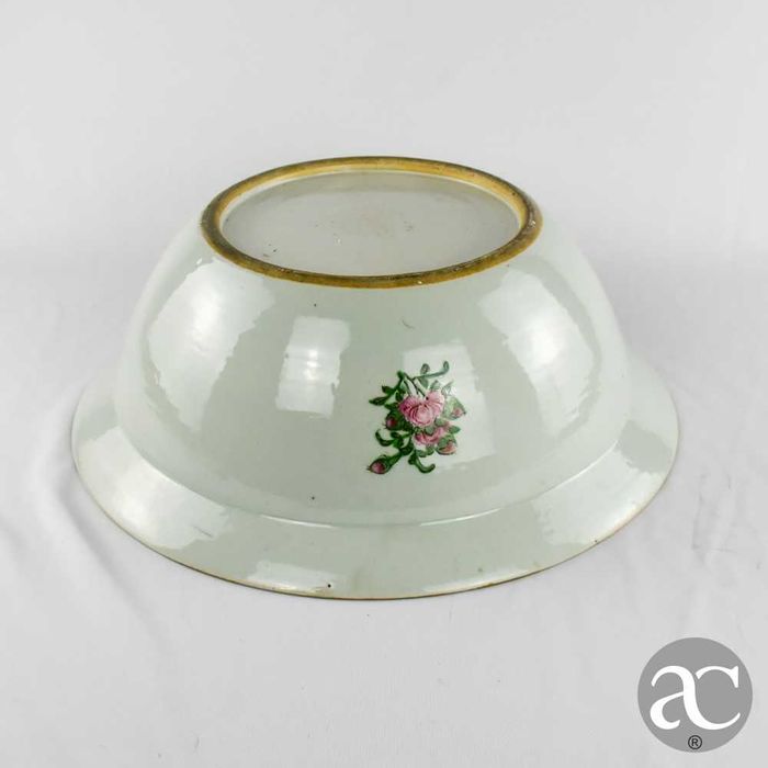 Grande bacia decoração Mandarim, policromada e dourada reinado Guangxu