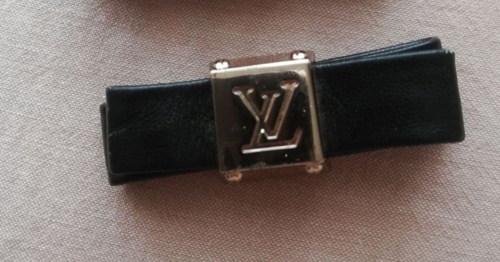 Logo markowe LV Louis Vuitton kokardka zaczepka spinka przypinka