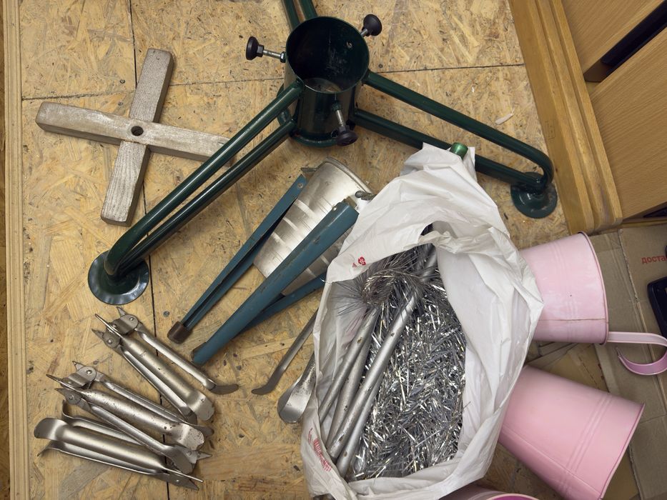 Новогодние игрушки,дед мороз,подставка под серебристую елку