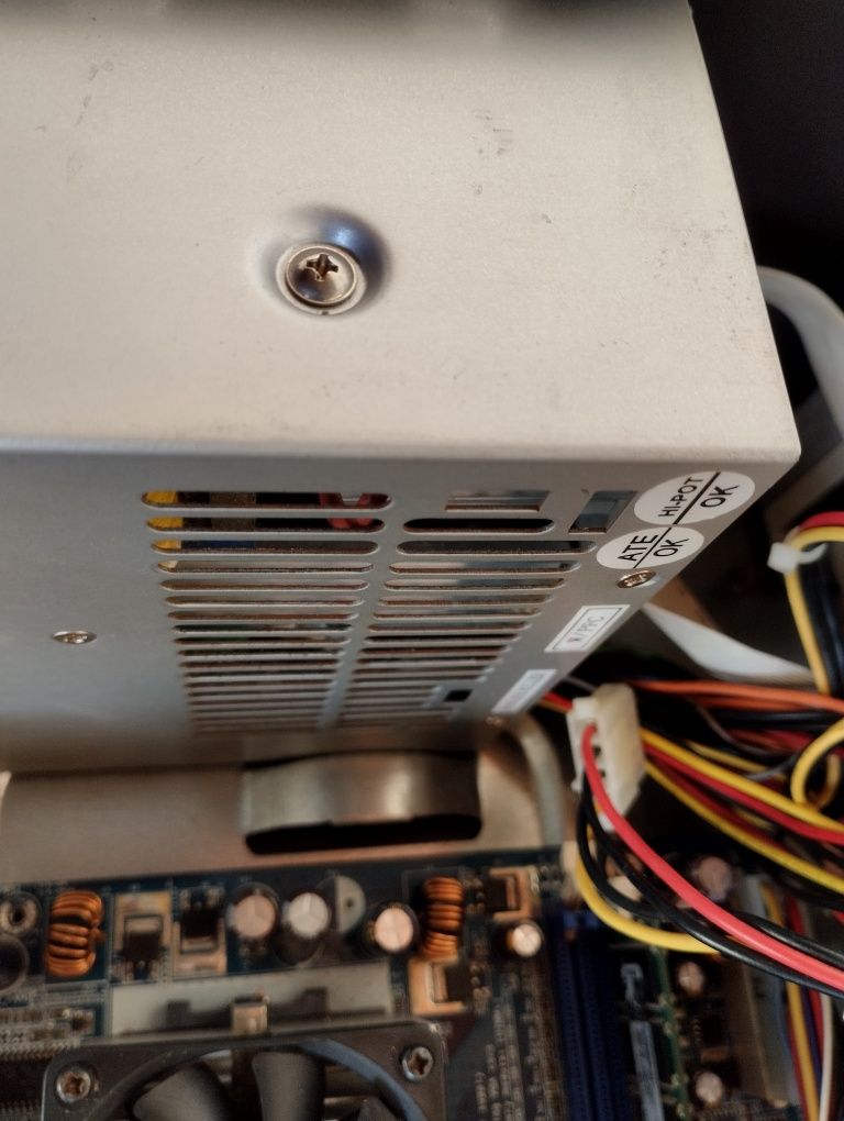 Computador torre antigo usado para peças