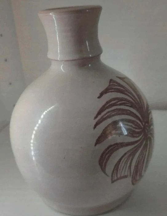 Stary ceramiczny wazon w jasnych kolorach PRL