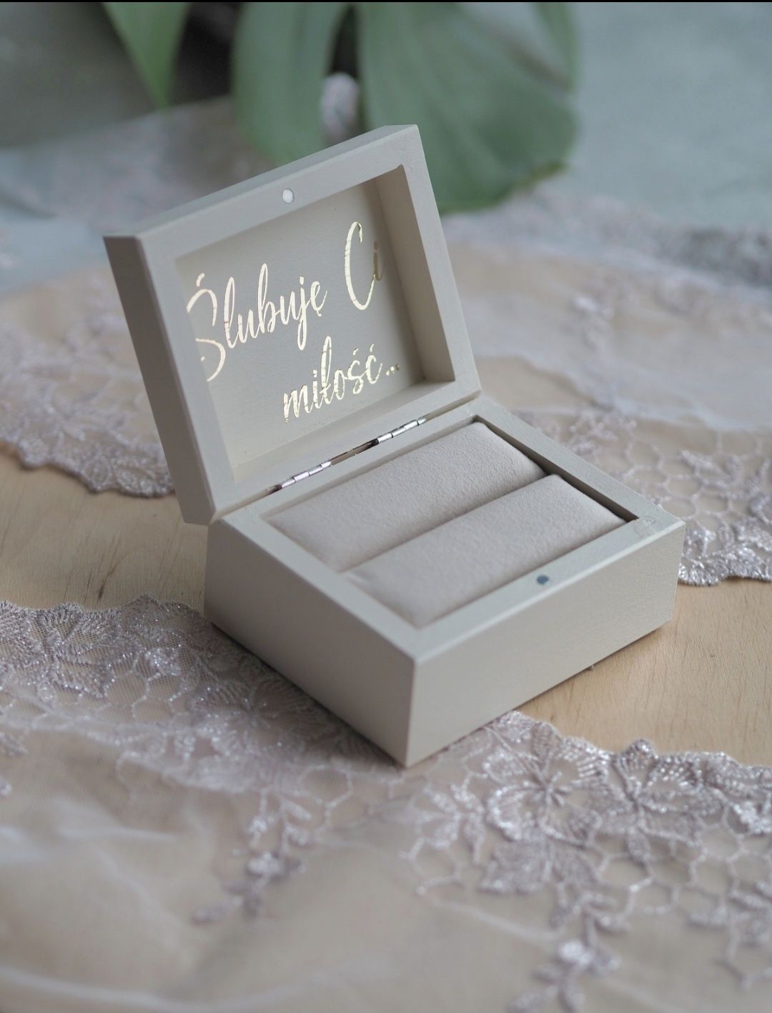Pudełko na obrączki Minimalistyczne z poduszką velvet- Szampańskie