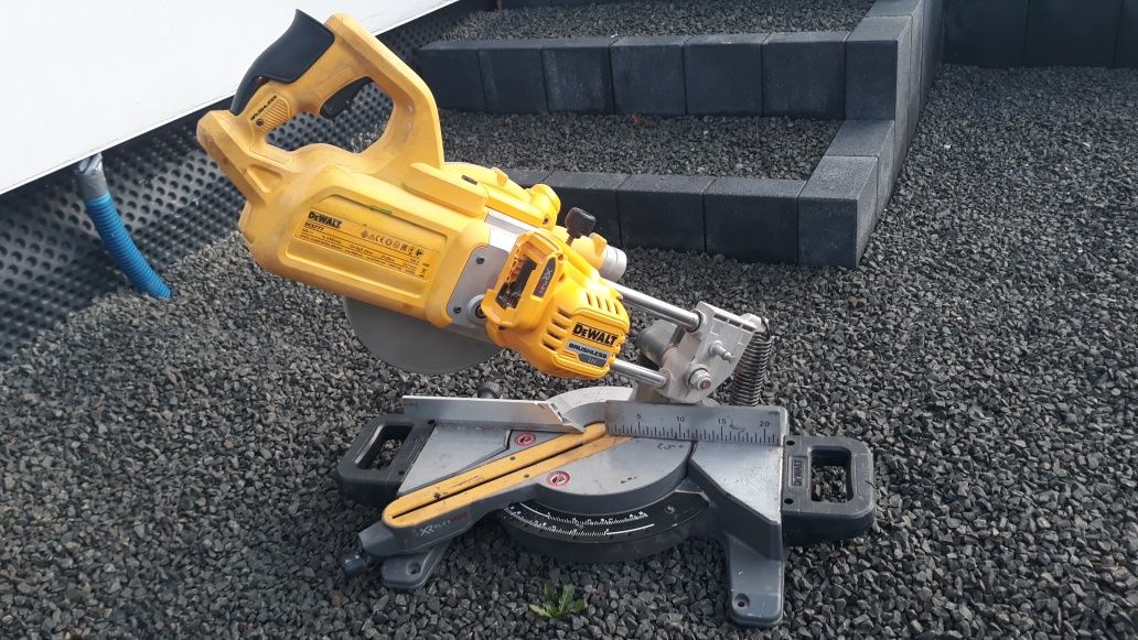 Ukośnica Dewalt DCS 777 FLEXVOLT 54 V akumulatorowa