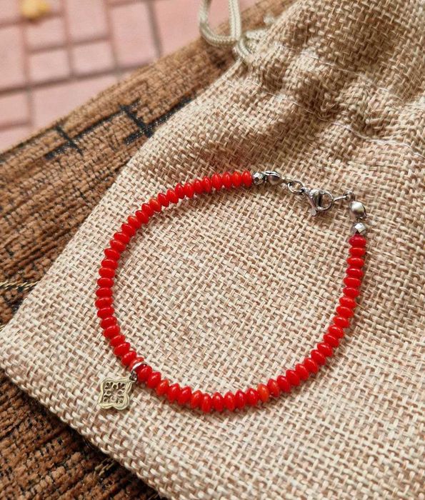 Bransoletka z korala czerwonego z zawieszką, kamienie naturalne