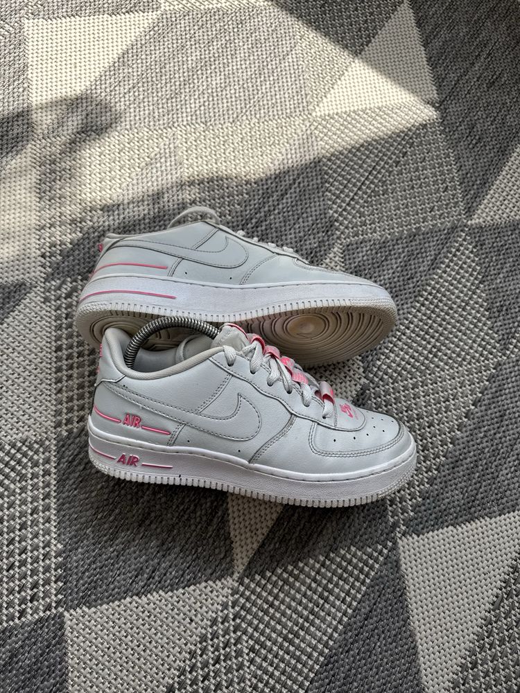 Оригінальні жіночі кросівки Nike Air Force 1