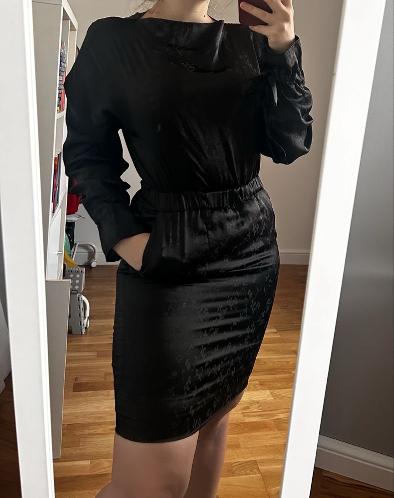 Czarna satynowa sukienka w delikarny wzor h&m m