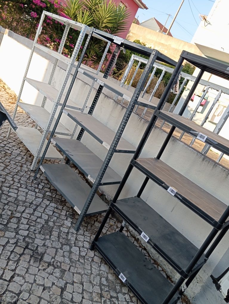 Estantes em ferro 30 euros cada