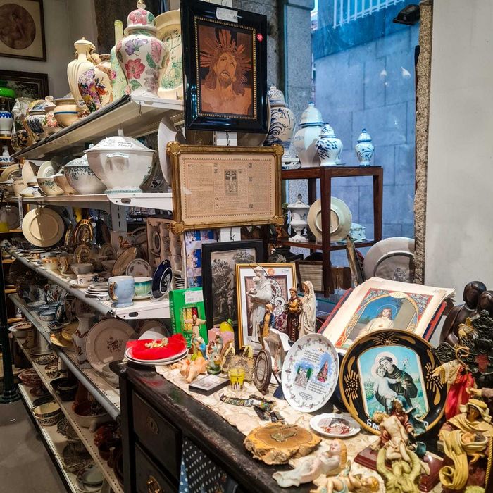 Quadro Litúrgico Latim – Moldura Dourada Ornamental (33x48x1,5 cm)