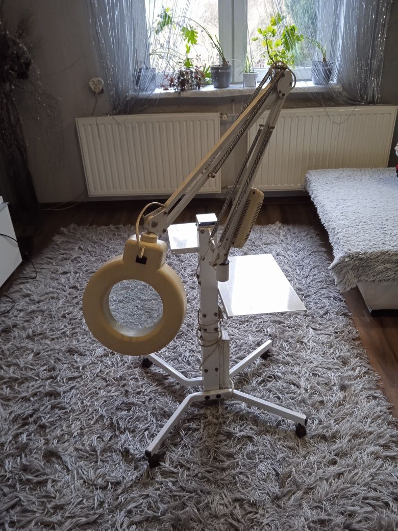 Lampa kosmetyczna z lupą i stolikiem