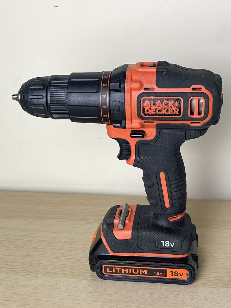 Wiertarko-wkrętarka udarowa Black Decker BCD700S aku + ładowarka