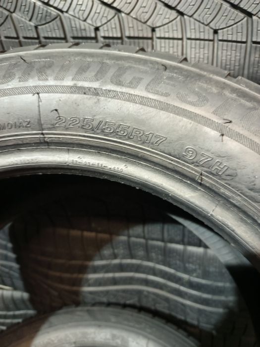 225/55R17 Bridgestone Blizzak LM001