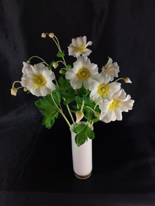 Анемони ручної роботи з холодної порцеляни.