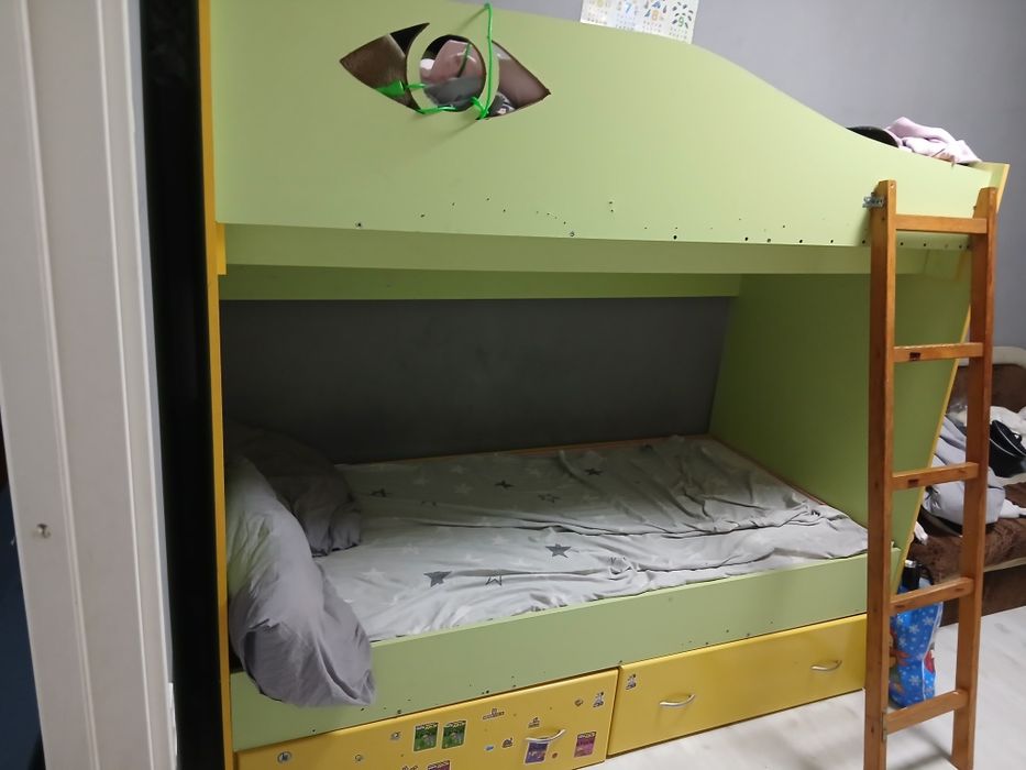 Віддам   ліжко двоярусне