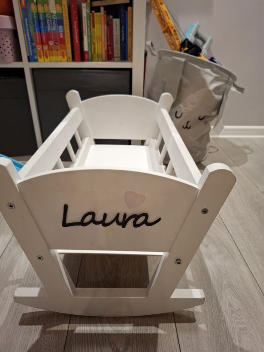 Kołyska z imieniem Laura do zabawy