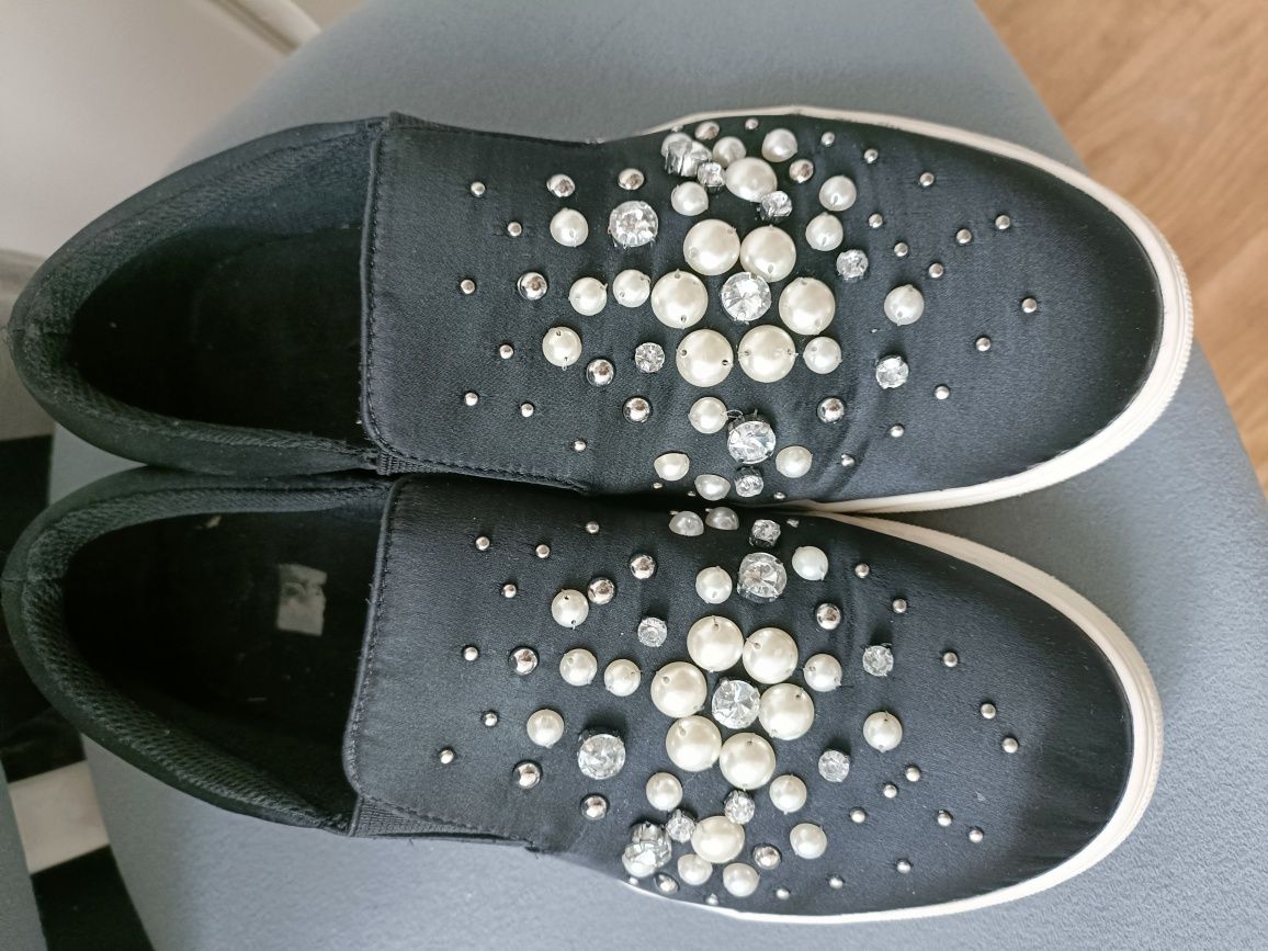 Czarne buty cyrkonie perełki biała podeszwa atłasowe r.40  wyższe