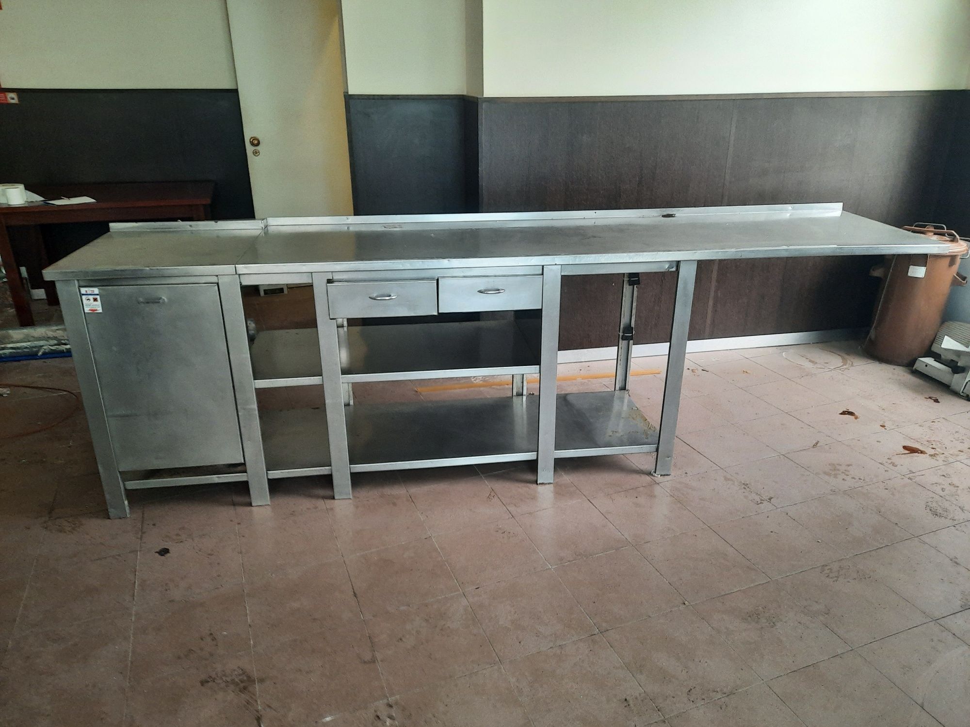 Mesa inoxe tulha gavetas e parteleira
