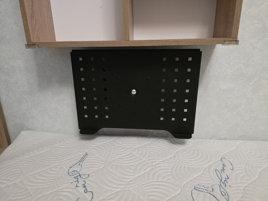 Подвесная полка для ноутбука с креплением на стену