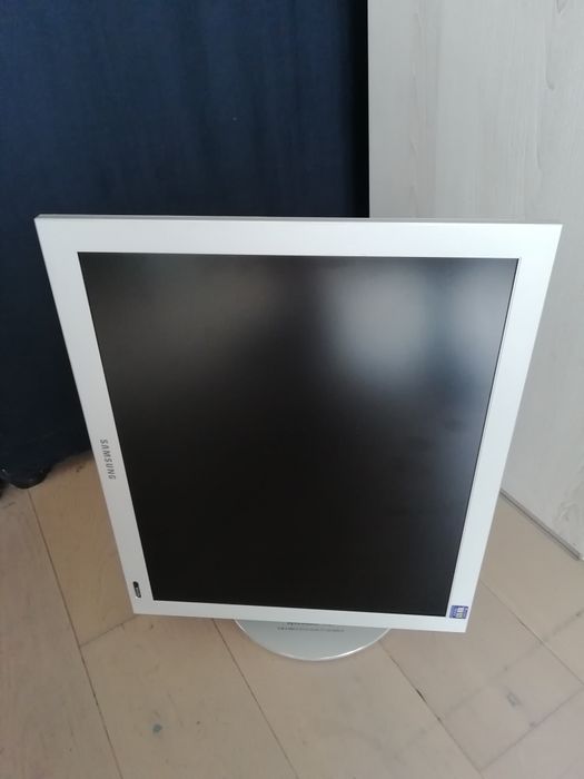 Monitor Samsung 17 cali. Sprytny - można powiesić